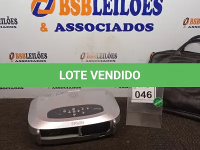 LOTE 046 - 01 PROJETOR MULTIMÍDIA MARCA EPSON COM BOLSA. (NO ESTADO) ATENÇÃO! FAZER A VISITAÇÃO ANTES DE ARREMATAR, NÃO SABEMOS SE FUNCIONA, LEILÃO NÃO TEM GARANTIA E NEM DEVOLUÇÃO, SUJEITO A POSSÍVEIS AVARIAS VISÍVEIS/OCULTAS E/OU AUSÊNCIA DE COMPONENTES.