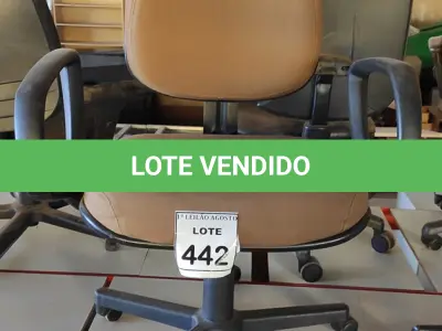 LOTE 442 - 01 CADEIRA DE ESCRITÓRIO COM RODINHAS. (NO ESTADO) ATENÇÃO! FAZER A VISITAÇÃO ANTES DE ARREMATAR, NÃO SABEMOS SE FUNCIONA. LEILÃO NÃO TEM GARANTIA E NEM DEVOLUÇÃO, SUJEITO A POSSÍVEIS AVARIAS VISÍVEIS/OCULTAS E/OU AUSÊNCIA DE COMPONENTES.