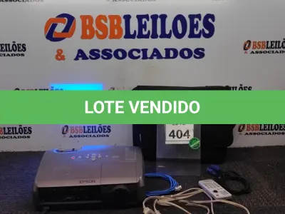 LOTE 404 - 01 PROJETOR COM CASE E CABOS MARCA EPSON. (NO ESTADO) ATENÇÃO! FAZER A VISITAÇÃO ANTES DE ARREMATAR, NÃO SABEMOS SE FUNCIONA. LEILÃO NÃO TEM GARANTIA E NEM DEVOLUÇÃO, SUJEITO A POSSÍVEIS AVARIAS VISÍVEIS/OCULTAS E/OU AUSÊNCIA DE COMPONENTES.