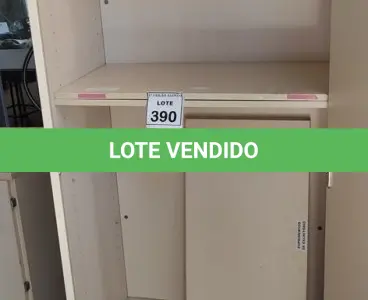 LOTE 390 - 01 ARMÁRIO DE MADEIRA COM 02 PORTAS 04 PRATELEIRAS DE 1.60.X0.79. (NO ESTADO) ATENÇÃO! FAZER A VISITAÇÃO ANTES DE ARREMATAR, NÃO SABEMOS SE FUNCIONA, LEILÃO NÃO TEM GARANTIA E NEM DEVOLUÇÃO, SUJEITO A POSSÍVEIS AVARIAS VISÍVEIS/OCULTAS E/OU AUSÊNCIA DE COMPONENTES.