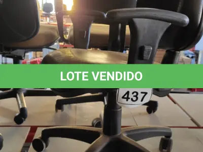 LOTE 437 - 01 CADEIRA DE ESCRITÓRIO COM RODINHAS. (NO ESTADO) ATENÇÃO! FAZER A VISITAÇÃO ANTES DE ARREMATAR, NÃO SABEMOS SE FUNCIONA. LEILÃO NÃO TEM GARANTIA E NEM DEVOLUÇÃO, SUJEITO A POSSÍVEIS AVARIAS VISÍVEIS/OCULTAS E/OU AUSÊNCIA DE COMPONENTES.