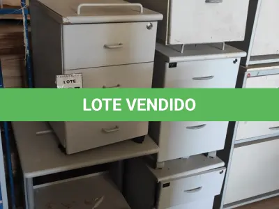 LOTE 337 - 04 GAVETEIROS E 01 MESA DE COMPUTADOR. (NO ESTADO) ATENÇÃO! FAZER A VISITAÇÃO ANTES DE ARREMATAR, NÃO SABEMOS SE FUNCIONA, LEILÃO NÃO TEM GARANTIA E NEM DEVOLUÇÃO, SUJEITO A POSSÍVEIS AVARIAS VISÍVEIS/OCULTAS E/OU AUSÊNCIA DE COMPONENTES.