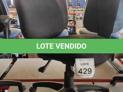 LOTE 429 - 01 CADEIRA DE ESCRITÓRIO COM RODINHAS. (NO ESTADO) ATENÇÃO! FAZER A VISITAÇÃO ANTES DE ARREMATAR, NÃO SABEMOS SE FUNCIONA. LEILÃO NÃO TEM GARANTIA E NEM DEVOLUÇÃO, SUJEITO A POSSÍVEIS AVARIAS VISÍVEIS/OCULTAS E/OU AUSÊNCIA DE COMPONENTES.
