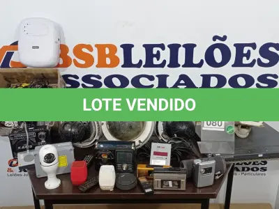 LOTE 080 - 01 SWITCH MARCA CISCO, 04 CÂMERAS PARA RETIRADA DE PEÇAS, 01 CAIXA COM VÁRIAS CAIXINHAS DE SOM, 01 MICROFONE DE MESA, CABOS DE ROTEADORES E PERIFÉRICOS DIVERSOS. (NO ESTADO) ATENÇÃO! FAZER A VISITAÇÃO ANTES DE ARREMATAR, NÃO SABEMOS SE FUNCIONA, LEILÃO NÃO TEM GARANTIA E NEM DEVOLUÇÃO, SUJEITO A POSSÍVEIS AVARIAS VISÍVEIS/OCULTAS E/OU AUSÊNCIA DE COMPONENTES.