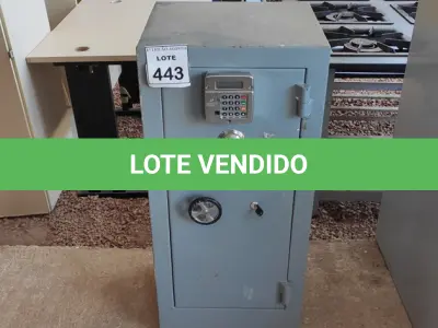 LOTE 443 - 01 COFRE. (NO ESTADO) ATENÇÃO! FAZER A VISITAÇÃO ANTES DE ARREMATAR, NÃO SABEMOS SE FUNCIONA. LEILÃO NÃO TEM GARANTIA E NEM DEVOLUÇÃO, SUJEITO A POSSÍVEIS AVARIAS VISÍVEIS/OCULTAS E/OU AUSÊNCIA DE COMPONENTES.