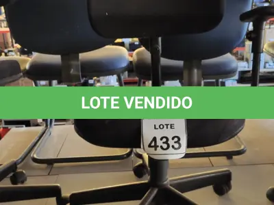 LOTE 433 - 01 CADEIRA DE ESCRITÓRIO COM RODINHAS. (NO ESTADO) ATENÇÃO! FAZER A VISITAÇÃO ANTES DE ARREMATAR, NÃO SABEMOS SE FUNCIONA. LEILÃO NÃO TEM GARANTIA E NEM DEVOLUÇÃO, SUJEITO A POSSÍVEIS AVARIAS VISÍVEIS/OCULTAS E/OU AUSÊNCIA DE COMPONENTES.