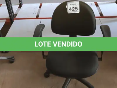 LOTE 425 - 01 CADEIRA DE ESCRITÓRIO COM RODINHAS. (NO ESTADO) ATENÇÃO! FAZER A VISITAÇÃO ANTES DE ARREMATAR, NÃO SABEMOS SE FUNCIONA. LEILÃO NÃO TEM GARANTIA E NEM DEVOLUÇÃO, SUJEITO A POSSÍVEIS AVARIAS VISÍVEIS/OCULTAS E/OU AUSÊNCIA DE COMPONENTES.