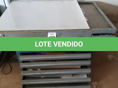 LOTE 458 - 01 MESA DE LUZ COM 07 GAVETAS, VÁRIAS CHAPAS DE ALUMÍNIO E MATÉRIAS DE GRÁFICAS DIVERSOS. (NO ESTADO) ATENÇÃO! FAZER A VISITAÇÃO ANTES DE ARREMATAR, NÃO SABEMOS SE FUNCIONA, LEILÃO NÃO TEM GARANTIA E NEM DEVOLUÇÃO, SUJEITO A POSSÍVEIS AVARIAS VISÍVEIS/OCULTAS E/OU AUSÊNCIA DE COMPONENTES.