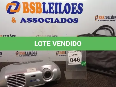 LOTE 046 - 01 PROJETOR MULTIMÍDIA MARCA EPSON COM BOLSA. (NO ESTADO) ATENÇÃO! FAZER A VISITAÇÃO ANTES DE ARREMATAR, NÃO SABEMOS SE FUNCIONA, LEILÃO NÃO TEM GARANTIA E NEM DEVOLUÇÃO, SUJEITO A POSSÍVEIS AVARIAS VISÍVEIS/OCULTAS E/OU AUSÊNCIA DE COMPONENTES.