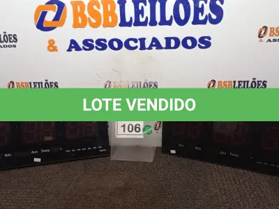LOTE 106 - 02 RELÓGIOS DE PAREDE. (NO ESTADO) ATENÇÃO! FAZER A VISITAÇÃO ANTES DE ARREMATAR, NÃO SABEMOS SE FUNCIONA. LEILÃO NÃO TEM GARANTIA E NEM DEVOLUÇÃO, SUJEITO A POSSÍVEIS AVARIAS VISÍVEIS/OCULTAS E/OU AUSÊNCIA DE COMPONENTES.