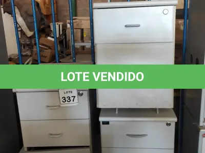 LOTE 337 - 04 GAVETEIROS E 01 MESA DE COMPUTADOR. (NO ESTADO) ATENÇÃO! FAZER A VISITAÇÃO ANTES DE ARREMATAR, NÃO SABEMOS SE FUNCIONA, LEILÃO NÃO TEM GARANTIA E NEM DEVOLUÇÃO, SUJEITO A POSSÍVEIS AVARIAS VISÍVEIS/OCULTAS E/OU AUSÊNCIA DE COMPONENTES.
