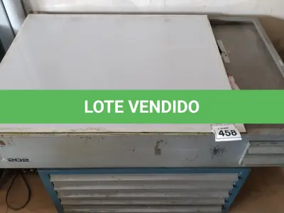LOTE 458 - 01 MESA DE LUZ COM 07 GAVETAS, VÁRIAS CHAPAS DE ALUMÍNIO E MATÉRIAS DE GRÁFICAS DIVERSOS. (NO ESTADO) ATENÇÃO! FAZER A VISITAÇÃO ANTES DE ARREMATAR, NÃO SABEMOS SE FUNCIONA, LEILÃO NÃO TEM GARANTIA E NEM DEVOLUÇÃO, SUJEITO A POSSÍVEIS AVARIAS VISÍVEIS/OCULTAS E/OU AUSÊNCIA DE COMPONENTES.
