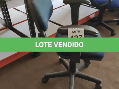 LOTE 427 - 01 CADEIRA DE ESCRITÓRIO COM RODINHAS. (NO ESTADO) ATENÇÃO! FAZER A VISITAÇÃO ANTES DE ARREMATAR, NÃO SABEMOS SE FUNCIONA. LEILÃO NÃO TEM GARANTIA E NEM DEVOLUÇÃO, SUJEITO A POSSÍVEIS AVARIAS VISÍVEIS/OCULTAS E/OU AUSÊNCIA DE COMPONENTES.