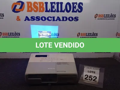 LOTE 252 - 01 PROJETOR MARCA EPSON. (NO ESTADO) ATENÇÃO! FAZER A VISITAÇÃO ANTES DE ARREMATAR, NÃO SABEMOS SE FUNCIONA, LEILÃO NÃO TEM GARANTIA E NEM DEVOLUÇÃO, SUJEITO A POSSÍVEIS AVARIAS VISÍVEIS/OCULTAS E/OU AUSÊNCIA DE COMPONENTES.