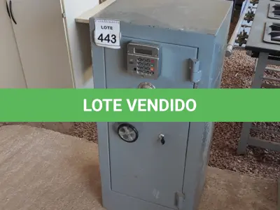 LOTE 443 - 01 COFRE. (NO ESTADO) ATENÇÃO! FAZER A VISITAÇÃO ANTES DE ARREMATAR, NÃO SABEMOS SE FUNCIONA. LEILÃO NÃO TEM GARANTIA E NEM DEVOLUÇÃO, SUJEITO A POSSÍVEIS AVARIAS VISÍVEIS/OCULTAS E/OU AUSÊNCIA DE COMPONENTES.
