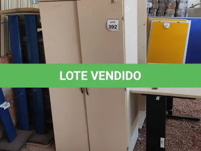 LOTE 392 - 01 ARMÁRIO DE MADEIRA COM 02 PORTAS 04 PRATELEIRAS DE 1.60.X0.79. (NO ESTADO) ATENÇÃO! FAZER A VISITAÇÃO ANTES DE ARREMATAR, NÃO SABEMOS SE FUNCIONA, LEILÃO NÃO TEM GARANTIA E NEM DEVOLUÇÃO, SUJEITO A POSSÍVEIS AVARIAS VISÍVEIS/OCULTAS E/OU AUSÊNCIA DE COMPONENTES.