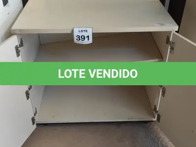 LOTE 391 - 01 ARMÁRIO BAIXO DE 0.76X0.86. (NO ESTADO) ATENÇÃO! FAZER A VISITAÇÃO ANTES DE ARREMATAR, NÃO SABEMOS SE FUNCIONA, LEILÃO NÃO TEM GARANTIA E NEM DEVOLUÇÃO, SUJEITO A POSSÍVEIS AVARIAS VISÍVEIS/OCULTAS E/OU AUSÊNCIA DE COMPONENTES.