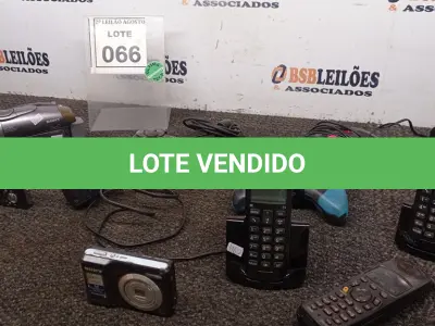 LOTE 066 - 03 JOYSTICKS, 03 APARELHOS DE TELEFONE, 02 CÂMERAS E 01 FILMADORA. (NO ESTADO) ATENÇÃO! FAZER A VISITAÇÃO ANTES DE ARREMATAR, NÃO SABEMOS SE FUNCIONA, LEILÃO NÃO TEM GARANTIA E NEM DEVOLUÇÃO, SUJEITO A POSSÍVEIS AVARIAS VISÍVEIS/OCULTAS E/OU AUSÊNCIA DE COMPONENTES.
