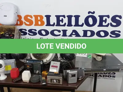 LOTE 080 - 01 SWITCH MARCA CISCO, 04 CÂMERAS PARA RETIRADA DE PEÇAS, 01 CAIXA COM VÁRIAS CAIXINHAS DE SOM, 01 MICROFONE DE MESA, CABOS DE ROTEADORES E PERIFÉRICOS DIVERSOS. (NO ESTADO) ATENÇÃO! FAZER A VISITAÇÃO ANTES DE ARREMATAR, NÃO SABEMOS SE FUNCIONA, LEILÃO NÃO TEM GARANTIA E NEM DEVOLUÇÃO, SUJEITO A POSSÍVEIS AVARIAS VISÍVEIS/OCULTAS E/OU AUSÊNCIA DE COMPONENTES.