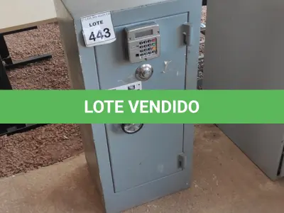 LOTE 443 - 01 COFRE. (NO ESTADO) ATENÇÃO! FAZER A VISITAÇÃO ANTES DE ARREMATAR, NÃO SABEMOS SE FUNCIONA. LEILÃO NÃO TEM GARANTIA E NEM DEVOLUÇÃO, SUJEITO A POSSÍVEIS AVARIAS VISÍVEIS/OCULTAS E/OU AUSÊNCIA DE COMPONENTES.