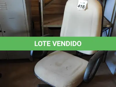 LOTE 418 - 01 CADEIRA DE ESCRITÓRIO COM RODINHAS. (NO ESTADO) ATENÇÃO! FAZER A VISITAÇÃO ANTES DE ARREMATAR, NÃO SABEMOS SE FUNCIONA. LEILÃO NÃO TEM GARANTIA E NEM DEVOLUÇÃO, SUJEITO A POSSÍVEIS AVARIAS VISÍVEIS/OCULTAS E/OU AUSÊNCIA DE COMPONENTES.