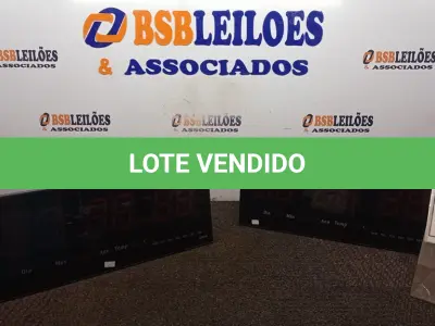 LOTE 106 - 02 RELÓGIOS DE PAREDE. (NO ESTADO) ATENÇÃO! FAZER A VISITAÇÃO ANTES DE ARREMATAR, NÃO SABEMOS SE FUNCIONA. LEILÃO NÃO TEM GARANTIA E NEM DEVOLUÇÃO, SUJEITO A POSSÍVEIS AVARIAS VISÍVEIS/OCULTAS E/OU AUSÊNCIA DE COMPONENTES.