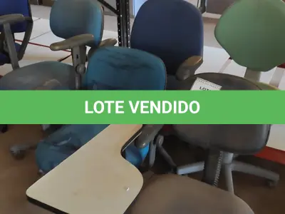 LOTE 421 - 05 CADEIRAS DE ESCRITÓRIO SENDO 04 DE RODINHAS E 01 COM PÉS FIXOS. (NO ESTADO) ATENÇÃO! FAZER A VISITAÇÃO ANTES DE ARREMATAR, NÃO SABEMOS SE FUNCIONA. LEILÃO NÃO TEM GARANTIA E NEM DEVOLUÇÃO, SUJEITO A POSSÍVEIS AVARIAS VISÍVEIS/OCULTAS E/OU AUSÊNCIA DE COMPONENTES.