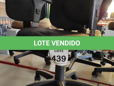 LOTE 439 - 01 CADEIRA DE ESCRITÓRIO COM RODINHAS. (NO ESTADO) ATENÇÃO! FAZER A VISITAÇÃO ANTES DE ARREMATAR, NÃO SABEMOS SE FUNCIONA. LEILÃO NÃO TEM GARANTIA E NEM DEVOLUÇÃO, SUJEITO A POSSÍVEIS AVARIAS VISÍVEIS/OCULTAS E/OU AUSÊNCIA DE COMPONENTES.