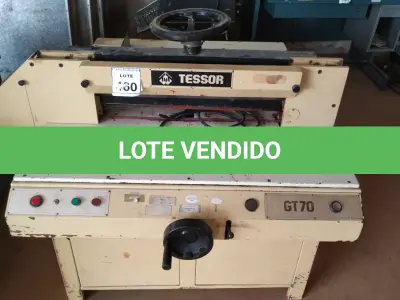 LOTE 460 - 01 GUILHOTINA DE PAPEL INDUSTRIAL MARCA TESSOR GT70. (NO ESTADO) ATENÇÃO! FAZER A VISITAÇÃO ANTES DE ARREMATAR, NÃO SABEMOS SE FUNCIONA, LEILÃO NÃO TEM GARANTIA E NEM DEVOLUÇÃO, SUJEITO A POSSÍVEIS AVARIAS VISÍVEIS/OCULTAS E/OU AUSÊNCIA DE COMPONENTES.
