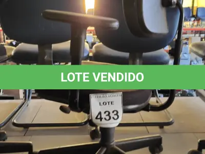 LOTE 433 - 01 CADEIRA DE ESCRITÓRIO COM RODINHAS. (NO ESTADO) ATENÇÃO! FAZER A VISITAÇÃO ANTES DE ARREMATAR, NÃO SABEMOS SE FUNCIONA. LEILÃO NÃO TEM GARANTIA E NEM DEVOLUÇÃO, SUJEITO A POSSÍVEIS AVARIAS VISÍVEIS/OCULTAS E/OU AUSÊNCIA DE COMPONENTES.