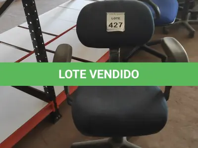 LOTE 427 - 01 CADEIRA DE ESCRITÓRIO COM RODINHAS. (NO ESTADO) ATENÇÃO! FAZER A VISITAÇÃO ANTES DE ARREMATAR, NÃO SABEMOS SE FUNCIONA. LEILÃO NÃO TEM GARANTIA E NEM DEVOLUÇÃO, SUJEITO A POSSÍVEIS AVARIAS VISÍVEIS/OCULTAS E/OU AUSÊNCIA DE COMPONENTES.