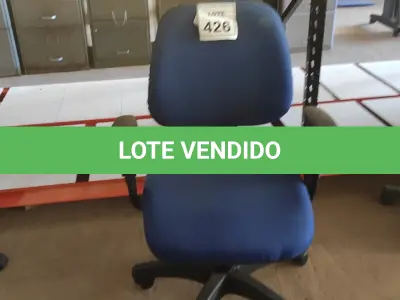 LOTE 426 - 01 CADEIRA DE ESCRITÓRIO COM RODINHAS. (NO ESTADO) ATENÇÃO! FAZER A VISITAÇÃO ANTES DE ARREMATAR, NÃO SABEMOS SE FUNCIONA. LEILÃO NÃO TEM GARANTIA E NEM DEVOLUÇÃO, SUJEITO A POSSÍVEIS AVARIAS VISÍVEIS/OCULTAS E/OU AUSÊNCIA DE COMPONENTES.