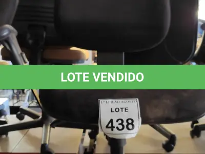 LOTE 438 - 01 CADEIRA DE ESCRITÓRIO COM RODINHAS. (NO ESTADO) ATENÇÃO! FAZER A VISITAÇÃO ANTES DE ARREMATAR, NÃO SABEMOS SE FUNCIONA. LEILÃO NÃO TEM GARANTIA E NEM DEVOLUÇÃO, SUJEITO A POSSÍVEIS AVARIAS VISÍVEIS/OCULTAS E/OU AUSÊNCIA DE COMPONENTES.