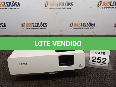 LOTE 252 - 01 PROJETOR MARCA EPSON. (NO ESTADO) ATENÇÃO! FAZER A VISITAÇÃO ANTES DE ARREMATAR, NÃO SABEMOS SE FUNCIONA, LEILÃO NÃO TEM GARANTIA E NEM DEVOLUÇÃO, SUJEITO A POSSÍVEIS AVARIAS VISÍVEIS/OCULTAS E/OU AUSÊNCIA DE COMPONENTES.