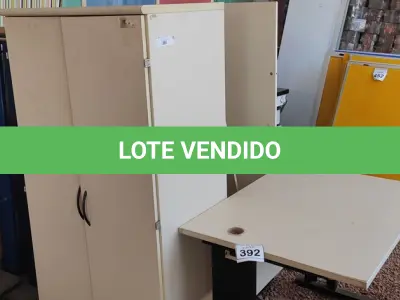 LOTE 392 - 01 ARMÁRIO DE MADEIRA COM 02 PORTAS 04 PRATELEIRAS DE 1.60.X0.79. (NO ESTADO) ATENÇÃO! FAZER A VISITAÇÃO ANTES DE ARREMATAR, NÃO SABEMOS SE FUNCIONA, LEILÃO NÃO TEM GARANTIA E NEM DEVOLUÇÃO, SUJEITO A POSSÍVEIS AVARIAS VISÍVEIS/OCULTAS E/OU AUSÊNCIA DE COMPONENTES.