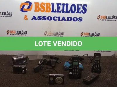 LOTE 066 - 03 JOYSTICKS, 03 APARELHOS DE TELEFONE, 02 CÂMERAS E 01 FILMADORA. (NO ESTADO) ATENÇÃO! FAZER A VISITAÇÃO ANTES DE ARREMATAR, NÃO SABEMOS SE FUNCIONA, LEILÃO NÃO TEM GARANTIA E NEM DEVOLUÇÃO, SUJEITO A POSSÍVEIS AVARIAS VISÍVEIS/OCULTAS E/OU AUSÊNCIA DE COMPONENTES.