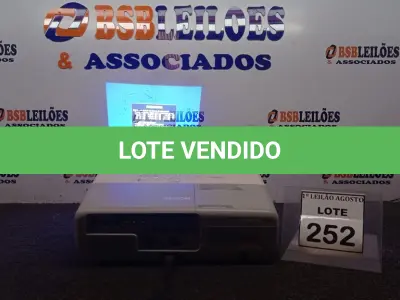 LOTE 252 - 01 PROJETOR MARCA EPSON. (NO ESTADO) ATENÇÃO! FAZER A VISITAÇÃO ANTES DE ARREMATAR, NÃO SABEMOS SE FUNCIONA, LEILÃO NÃO TEM GARANTIA E NEM DEVOLUÇÃO, SUJEITO A POSSÍVEIS AVARIAS VISÍVEIS/OCULTAS E/OU AUSÊNCIA DE COMPONENTES.