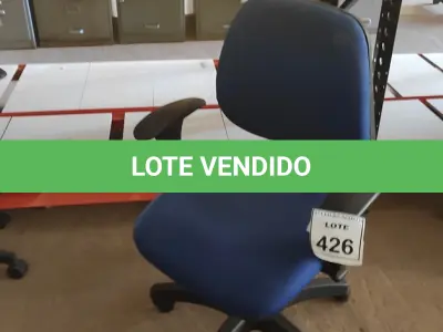LOTE 426 - 01 CADEIRA DE ESCRITÓRIO COM RODINHAS. (NO ESTADO) ATENÇÃO! FAZER A VISITAÇÃO ANTES DE ARREMATAR, NÃO SABEMOS SE FUNCIONA. LEILÃO NÃO TEM GARANTIA E NEM DEVOLUÇÃO, SUJEITO A POSSÍVEIS AVARIAS VISÍVEIS/OCULTAS E/OU AUSÊNCIA DE COMPONENTES.