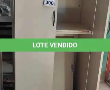 LOTE 390 - 01 ARMÁRIO DE MADEIRA COM 02 PORTAS 04 PRATELEIRAS DE 1.60.X0.79. (NO ESTADO) ATENÇÃO! FAZER A VISITAÇÃO ANTES DE ARREMATAR, NÃO SABEMOS SE FUNCIONA, LEILÃO NÃO TEM GARANTIA E NEM DEVOLUÇÃO, SUJEITO A POSSÍVEIS AVARIAS VISÍVEIS/OCULTAS E/OU AUSÊNCIA DE COMPONENTES.