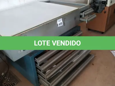 LOTE 458 - 01 MESA DE LUZ COM 07 GAVETAS, VÁRIAS CHAPAS DE ALUMÍNIO E MATÉRIAS DE GRÁFICAS DIVERSOS. (NO ESTADO) ATENÇÃO! FAZER A VISITAÇÃO ANTES DE ARREMATAR, NÃO SABEMOS SE FUNCIONA, LEILÃO NÃO TEM GARANTIA E NEM DEVOLUÇÃO, SUJEITO A POSSÍVEIS AVARIAS VISÍVEIS/OCULTAS E/OU AUSÊNCIA DE COMPONENTES.