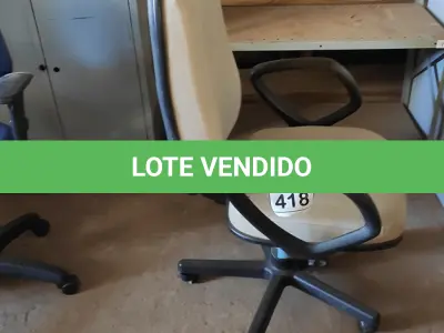 LOTE 418 - 01 CADEIRA DE ESCRITÓRIO COM RODINHAS. (NO ESTADO) ATENÇÃO! FAZER A VISITAÇÃO ANTES DE ARREMATAR, NÃO SABEMOS SE FUNCIONA. LEILÃO NÃO TEM GARANTIA E NEM DEVOLUÇÃO, SUJEITO A POSSÍVEIS AVARIAS VISÍVEIS/OCULTAS E/OU AUSÊNCIA DE COMPONENTES.