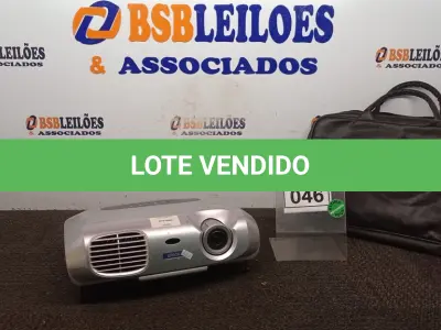 LOTE 046 - 01 PROJETOR MULTIMÍDIA MARCA EPSON COM BOLSA. (NO ESTADO) ATENÇÃO! FAZER A VISITAÇÃO ANTES DE ARREMATAR, NÃO SABEMOS SE FUNCIONA, LEILÃO NÃO TEM GARANTIA E NEM DEVOLUÇÃO, SUJEITO A POSSÍVEIS AVARIAS VISÍVEIS/OCULTAS E/OU AUSÊNCIA DE COMPONENTES.