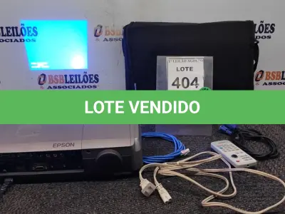 LOTE 404 - 01 PROJETOR COM CASE E CABOS MARCA EPSON. (NO ESTADO) ATENÇÃO! FAZER A VISITAÇÃO ANTES DE ARREMATAR, NÃO SABEMOS SE FUNCIONA. LEILÃO NÃO TEM GARANTIA E NEM DEVOLUÇÃO, SUJEITO A POSSÍVEIS AVARIAS VISÍVEIS/OCULTAS E/OU AUSÊNCIA DE COMPONENTES.