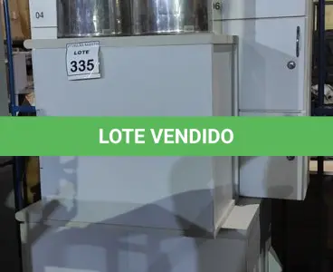 LOTE 335 - 01 ARMÁRIO COLMEIA, 01 ARMÁRIO BAIXO 02 PORTAS, 01 GAVETEIRO 03 GAVETAS E 02 LIXEIRAS INOX. (NO ESTADO) ATENÇÃO! FAZER A VISITAÇÃO ANTES DE ARREMATAR, NÃO SABEMOS SE FUNCIONA, LEILÃO NÃO TEM GARANTIA E NEM DEVOLUÇÃO, SUJEITO A POSSÍVEIS AVARIAS VISÍVEIS/OCULTAS E/OU AUSÊNCIA DE COMPONENTES.