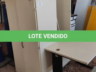 LOTE 392 - 01 ARMÁRIO DE MADEIRA COM 02 PORTAS 04 PRATELEIRAS DE 1.60.X0.79. (NO ESTADO) ATENÇÃO! FAZER A VISITAÇÃO ANTES DE ARREMATAR, NÃO SABEMOS SE FUNCIONA, LEILÃO NÃO TEM GARANTIA E NEM DEVOLUÇÃO, SUJEITO A POSSÍVEIS AVARIAS VISÍVEIS/OCULTAS E/OU AUSÊNCIA DE COMPONENTES.