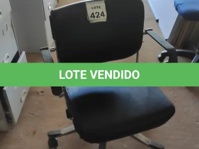 LOTE 424 - 01 CADEIRA DE ESCRITÓRIO COM RODINHAS. (NO ESTADO) ATENÇÃO! FAZER A VISITAÇÃO ANTES DE ARREMATAR, NÃO SABEMOS SE FUNCIONA. LEILÃO NÃO TEM GARANTIA E NEM DEVOLUÇÃO, SUJEITO A POSSÍVEIS AVARIAS VISÍVEIS/OCULTAS E/OU AUSÊNCIA DE COMPONENTES.