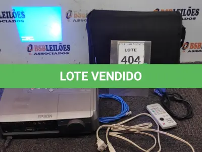 LOTE 404 - 01 PROJETOR COM CASE E CABOS MARCA EPSON. (NO ESTADO) ATENÇÃO! FAZER A VISITAÇÃO ANTES DE ARREMATAR, NÃO SABEMOS SE FUNCIONA. LEILÃO NÃO TEM GARANTIA E NEM DEVOLUÇÃO, SUJEITO A POSSÍVEIS AVARIAS VISÍVEIS/OCULTAS E/OU AUSÊNCIA DE COMPONENTES.