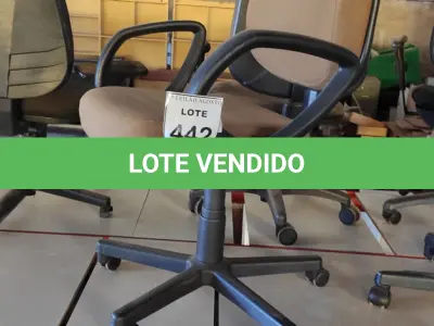 LOTE 442 - 01 CADEIRA DE ESCRITÓRIO COM RODINHAS. (NO ESTADO) ATENÇÃO! FAZER A VISITAÇÃO ANTES DE ARREMATAR, NÃO SABEMOS SE FUNCIONA. LEILÃO NÃO TEM GARANTIA E NEM DEVOLUÇÃO, SUJEITO A POSSÍVEIS AVARIAS VISÍVEIS/OCULTAS E/OU AUSÊNCIA DE COMPONENTES.