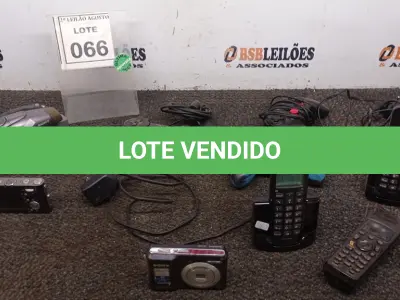 LOTE 066 - 03 JOYSTICKS, 03 APARELHOS DE TELEFONE, 02 CÂMERAS E 01 FILMADORA. (NO ESTADO) ATENÇÃO! FAZER A VISITAÇÃO ANTES DE ARREMATAR, NÃO SABEMOS SE FUNCIONA, LEILÃO NÃO TEM GARANTIA E NEM DEVOLUÇÃO, SUJEITO A POSSÍVEIS AVARIAS VISÍVEIS/OCULTAS E/OU AUSÊNCIA DE COMPONENTES.