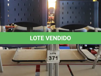 LOTE 371 - 02 CADEIRAS DE FERRO. (NO ESTADO) ATENÇÃO! FAZER A VISITAÇÃO ANTES DE ARREMATAR, NÃO SABEMOS SE FUNCIONA, LEILÃO NÃO TEM GARANTIA E NEM DEVOLUÇÃO, SUJEITO A POSSÍVEIS AVARIAS VISÍVEIS/OCULTAS E/OU AUSÊNCIA DE COMPONENTES.